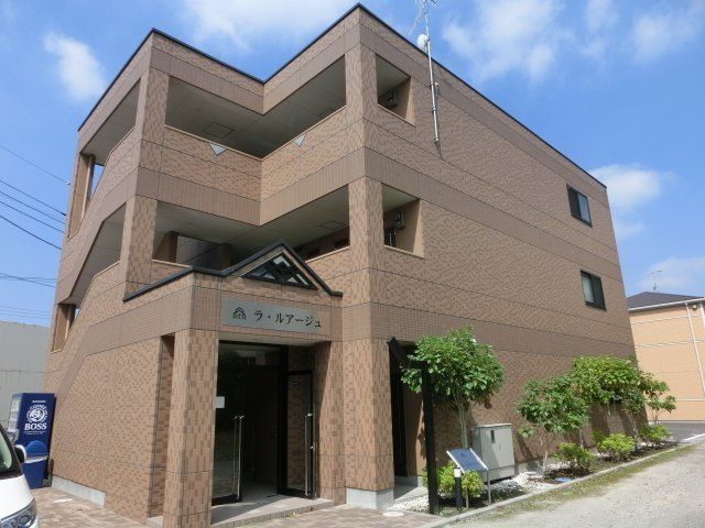 平塚市東八幡のマンションの建物外観