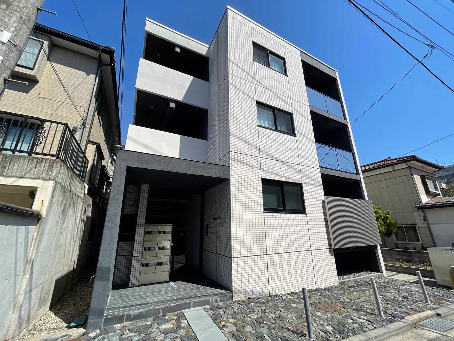 新潟市中央区学校町通２番町のマンションの建物外観