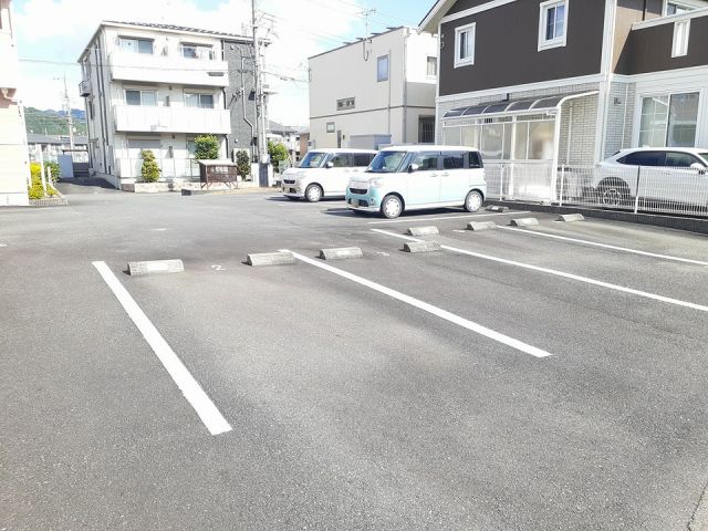 【ビバーチェIの駐車場】