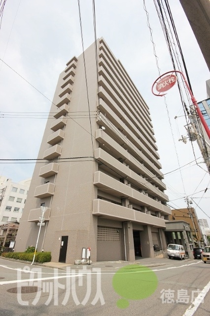 【徳島市かちどき橋のマンションのエントランス】