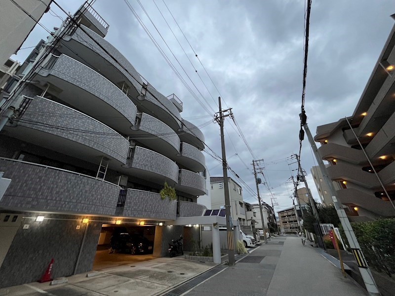 【神戸市灘区五毛通のマンションの建物外観】