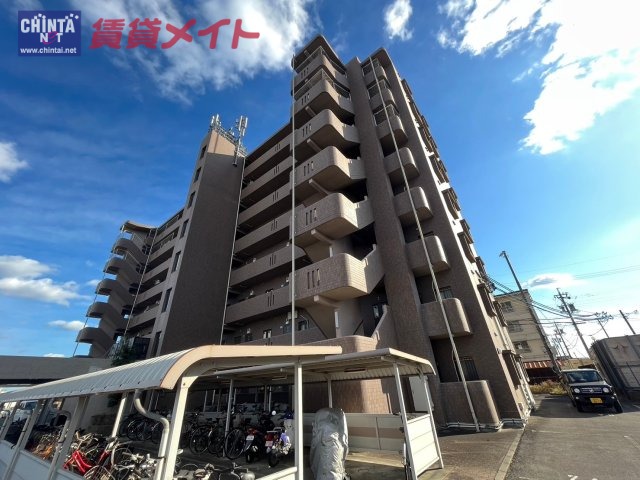 津市城山のマンションの建物外観