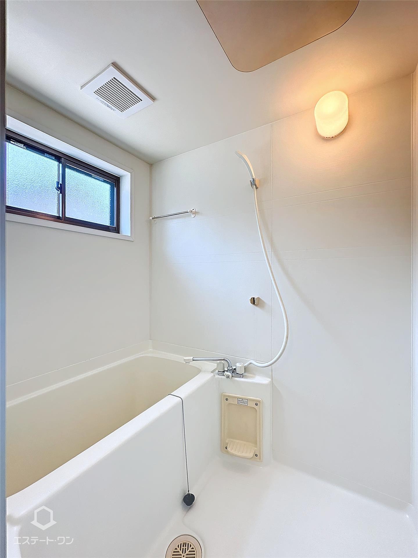 バス・シャワールーム　浴室にも窓があり換気ができて清潔に保てます◎