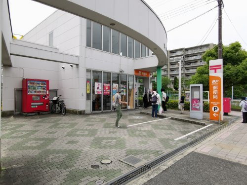 【富田林市津々山台のマンションの郵便局】