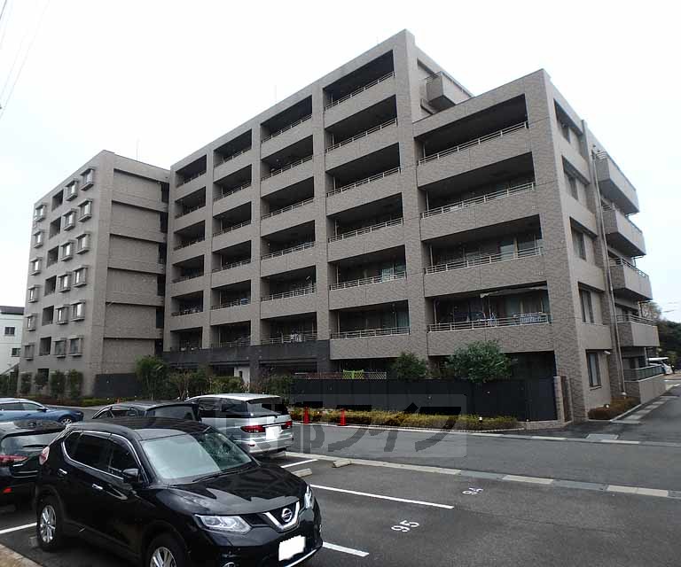 【サーパスシティ大久保駅前の建物外観】