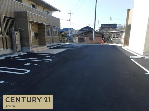 【カレッジタウンC棟の駐車場】