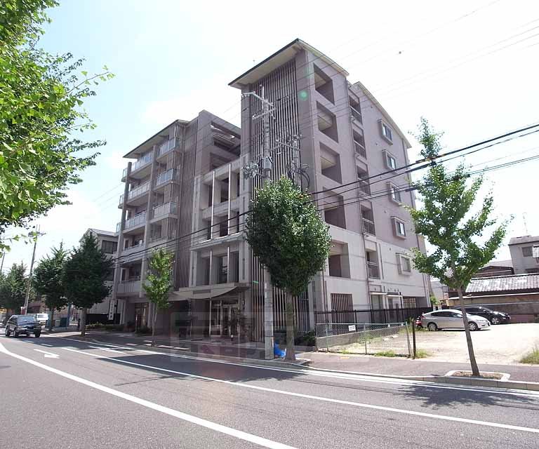 京都市右京区西京極午塚町のマンションの建物外観