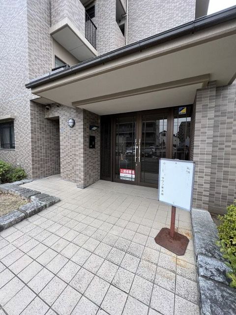 【茨木市東太田のマンションのエントランス】