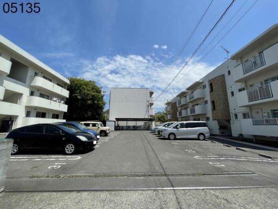 【松山市持田町のマンションの駐車場】