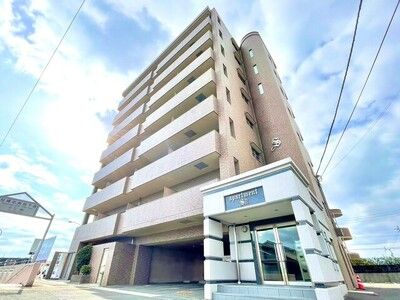 【高松市松縄町のマンションの建物外観】