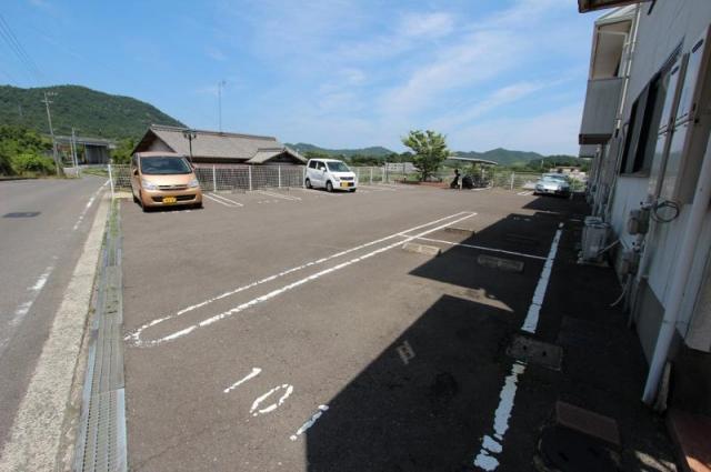 【木田郡三木町大字池戸のアパートの駐車場】