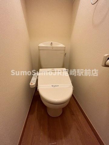トイレ　落ち着いた色調のトイレです