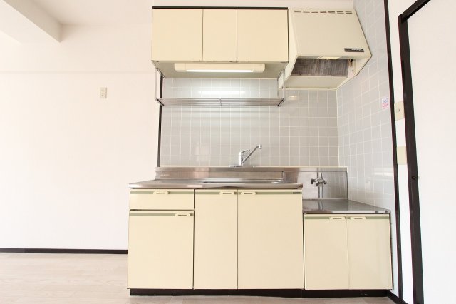 キッチン　※別部屋のお写真で、現況優先と致します。