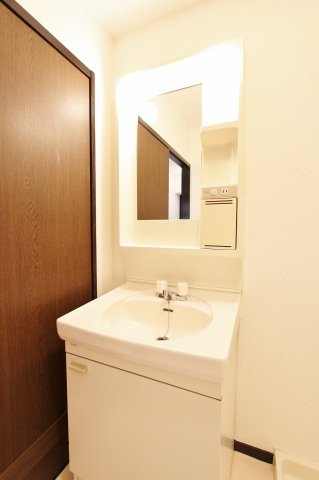 洗面設備　※別部屋のお写真で、現況優先と致します。