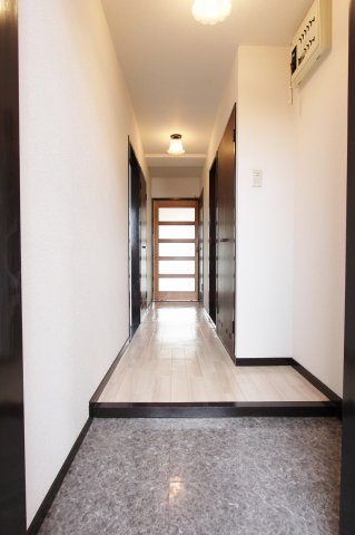 玄関　※別部屋のお写真で、現況優先と致します。