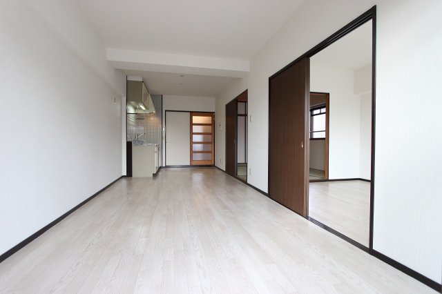 居室・リビング　※別部屋のお写真で、現況優先と致します。