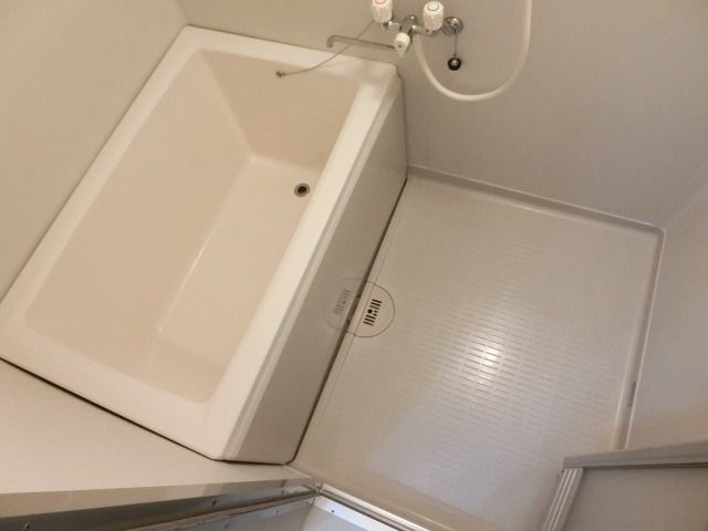 バス・シャワールーム　清潔感のあるバスルームです