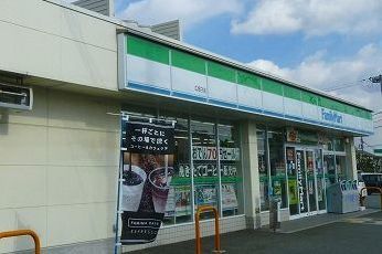 コンビニ　ファミリーマート（コンビニ）まで600m