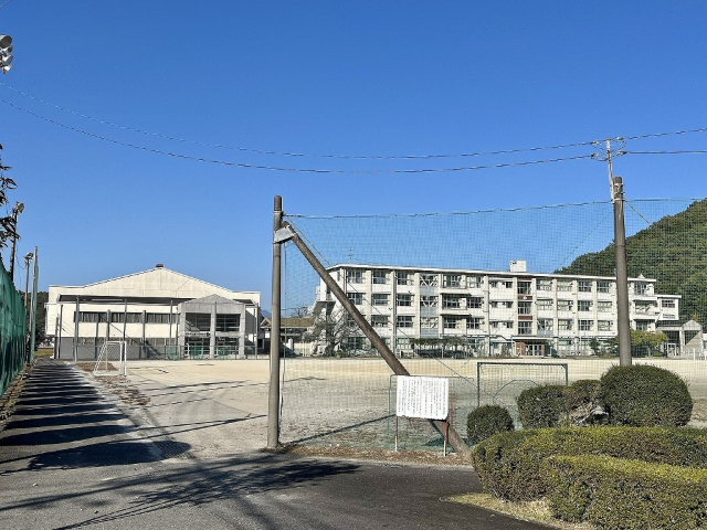 中学校　岐阜市立藍川中学校（中学校）まで645m
