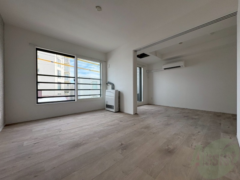 居室・リビング　日当たり良く広々したリビングで快適に過ごせます。