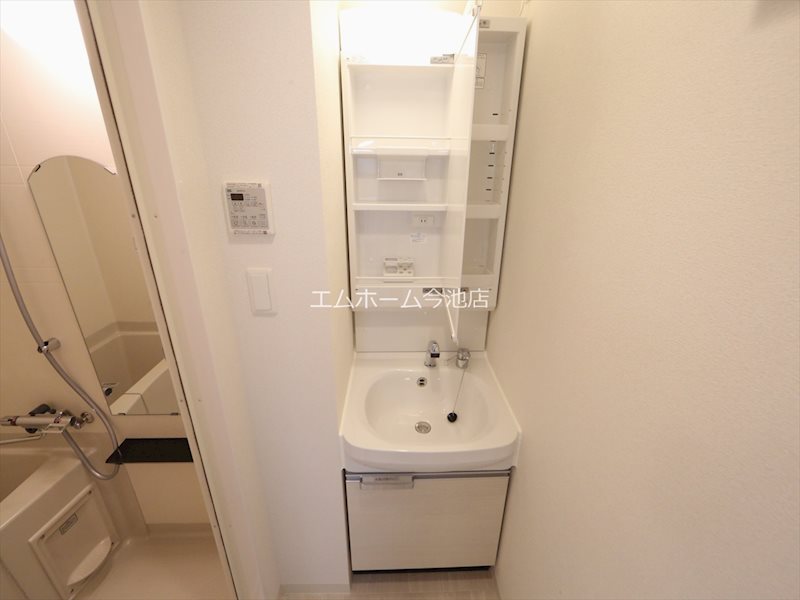 洗面設備　脱衣所　独立洗面台（シャンプードレッサー付）