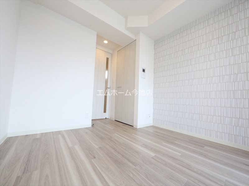 居室・リビング　洋室6.5帖　エアコン付　収納充実　バルコニー