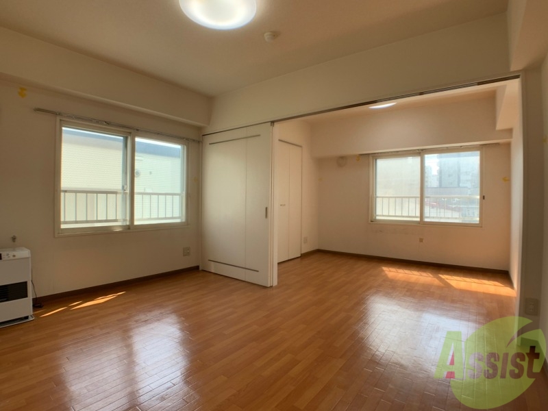 居室・リビング　リビングです。木目のフローリングが落ち着きますね。