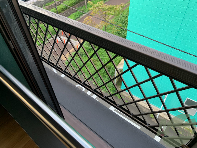 バルコニー　服を干せるスペースはありませんが、小物などは置けそうですね。