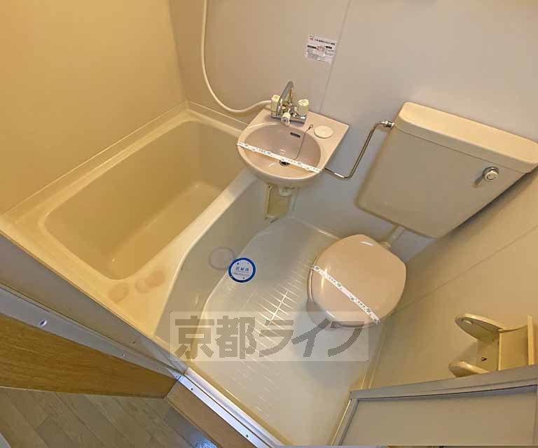 バス・シャワールーム　スッキリとした３点ユニットバスです。