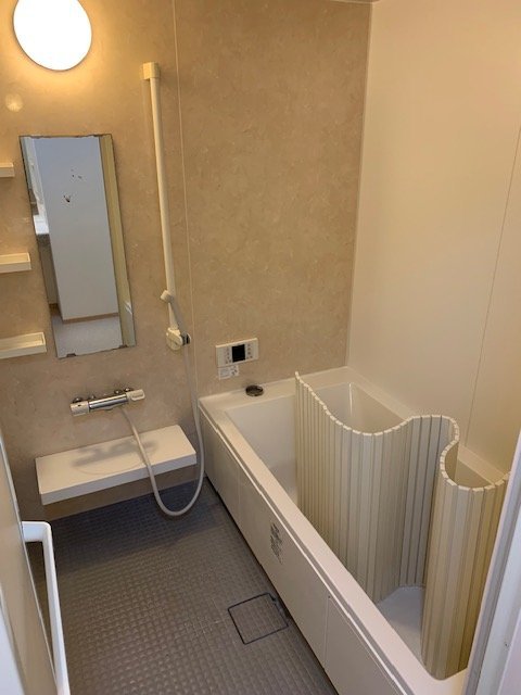 バス・シャワールーム　１坪タイプのお風呂で足をゆったり伸ばして入れますよ