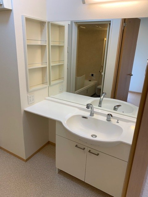 洗面設備　鏡の大きいカウンタータイプの洗髪洗面化粧台