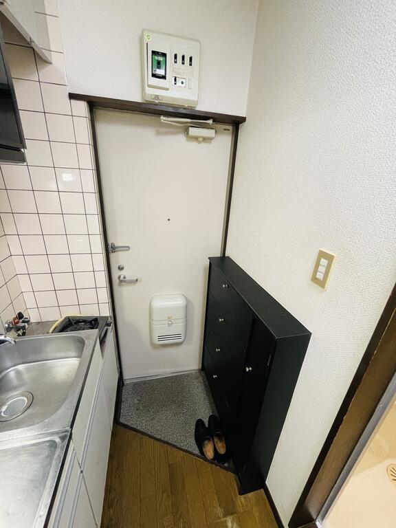 玄関　※写真はリフォーム前です。