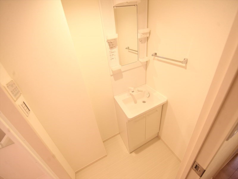 洗面設備　脱衣所　独立洗面台（シャンプードレッサー付）収納スペース有