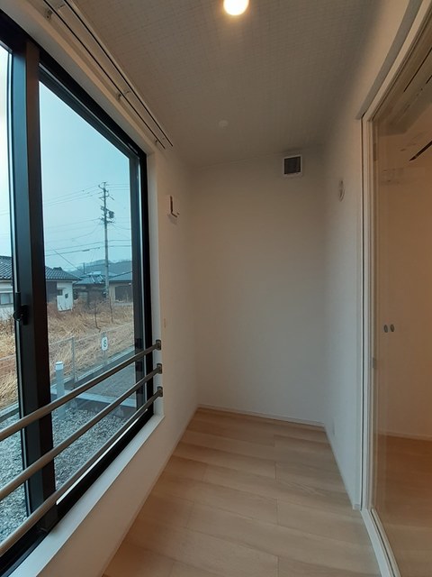 バルコニー　南面サンルーム（２．０畳）完備・照明設備あり