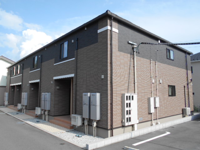 建物外観　建物玄関側（北面）を北西方向より撮影