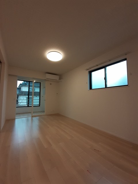 居室・リビング　南面リビング（エアコン完備）・西面に換気採光窓あり