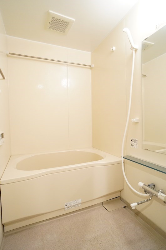 バス・シャワールーム　ゆったり入浴できる浴室です。