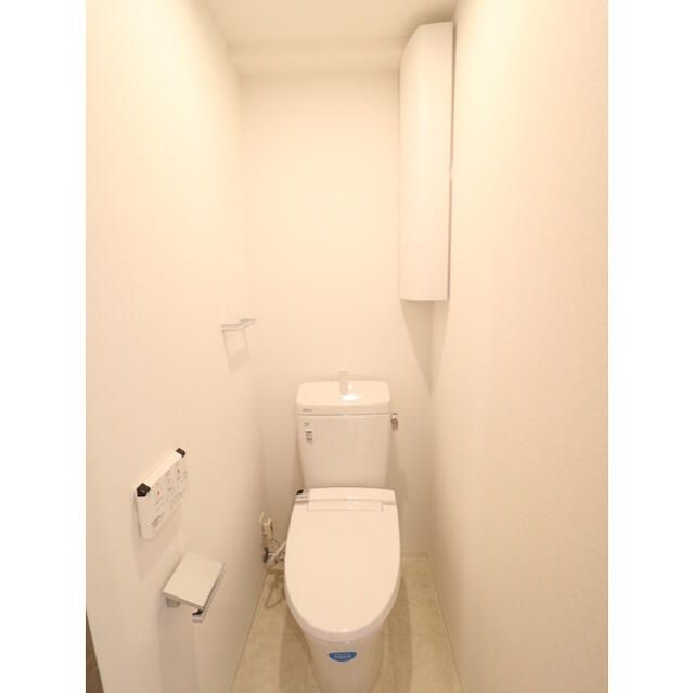 トイレ　落ち着いた色調のトイレです