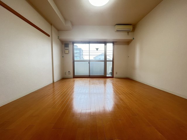 その他部屋・スペース　落ち着いた色調の寝室です