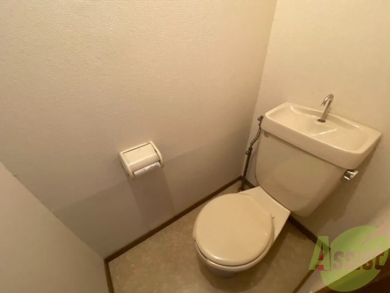 トイレ　トイレです。問題なく使えそう。シンプルなつくりです
