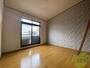 居室・リビング　広々した８帖のお部屋です。陽が良く入ってきていますね