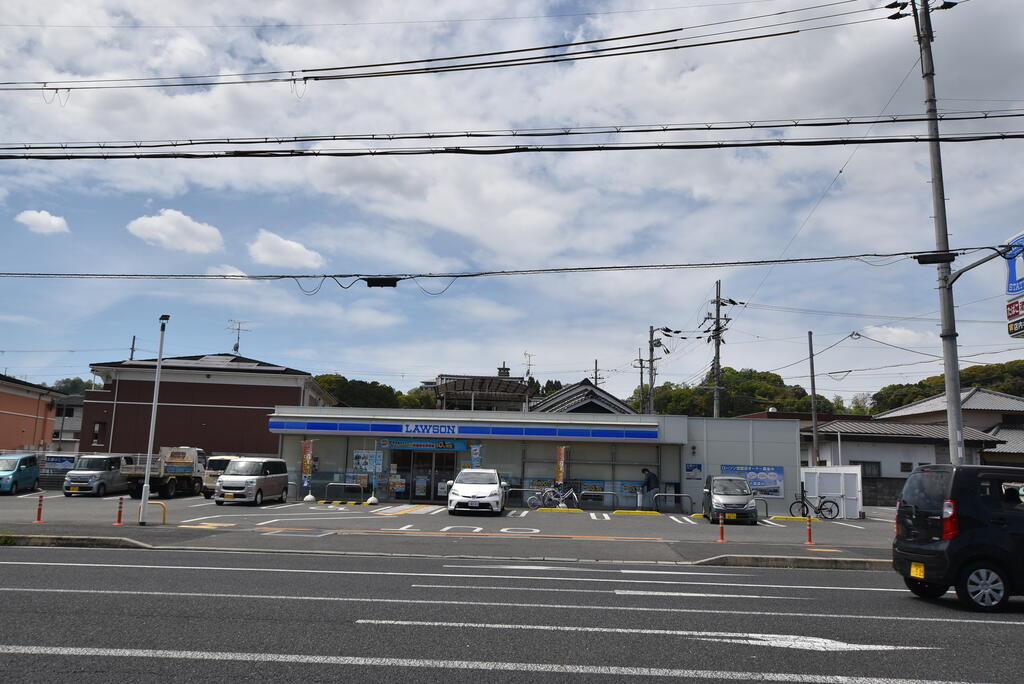 コンビニ　ローソン王寺本町二丁目店（コンビニ）まで710m