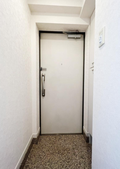 玄関　別部屋の画像を使用しております。