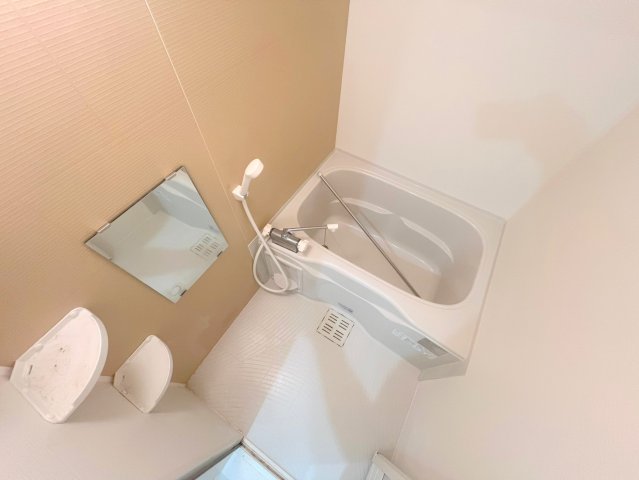 バス・シャワールーム　広めのお風呂は一日の疲れを癒してくれます。
