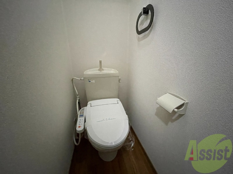 トイレ　トイレはシャワー付きトイレでタオルハンガーが付いております