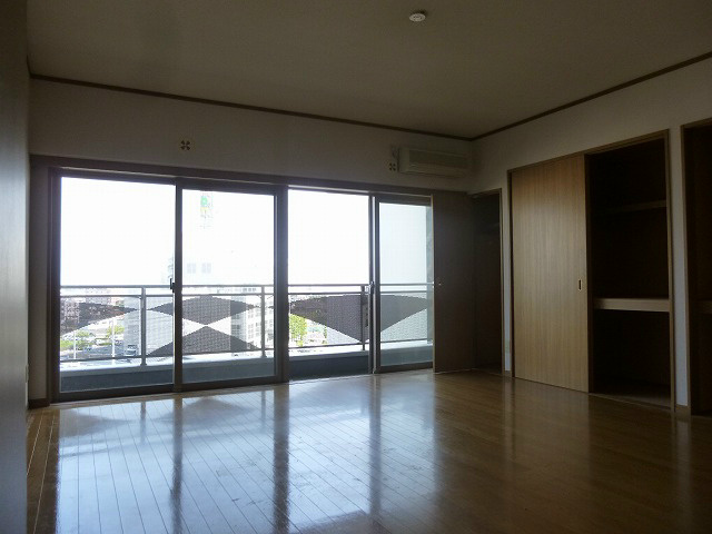 居室・リビング　写真は604号室です（参考）