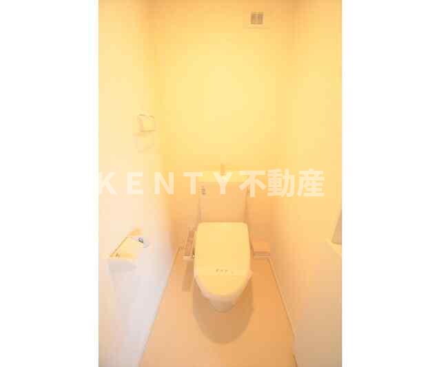 トイレ　落ち着いた色調のトイレです