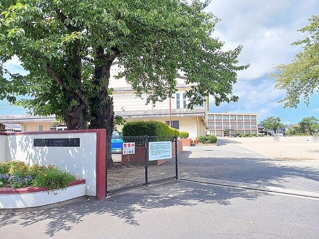 小学校　水戸市立渡里小学校（小学校）まで718m