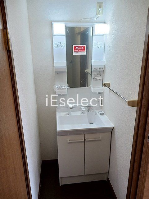 洗面設備　使いやすい照明付きの独立洗面台です★