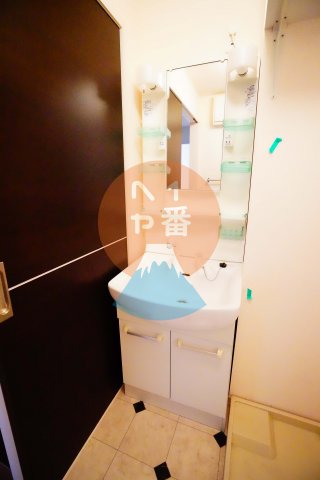 洗面設備　独立洗面台、小物を置くことができて便利です　※参考写真です